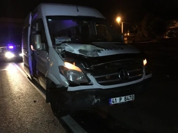 Servis minibüsü ile belediye otobüsü çarpıştı: 1 yaralı
