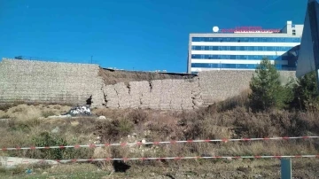 Seydikemer Devlet Hastanesi’nin istinat duvarı yıkıldı
