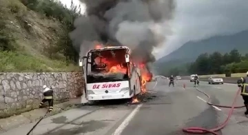 Seyir halinde alev alan yolcu otobüsü yandı