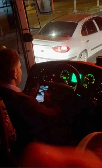 Seyir halinde cep telefonu ile mesajlaşan şoföre para cezası
