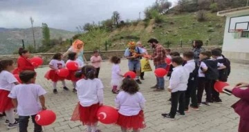 Seyyar tiyatro ekibi köy köy dolaşarak çocukların yüzünü güldürüyor