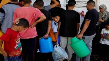 Şifa Hastanesine sığınan binlerce Filistinli, içecek su bile bulamıyor