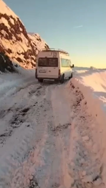 Siirt’te karda mahsur kalan 6 kişi kurtarıldı, köy yolları ulaşıma açıldı
