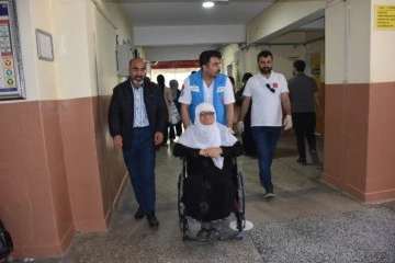 Siirt’te 85 yaşındaki kadının oy kullanması için ambulans seferber oldu
