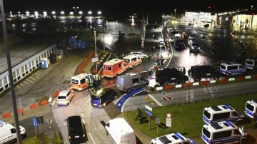Silahlı bir kişi arabayla aprona girdi! Hamburg Havalimanı kapatıldı