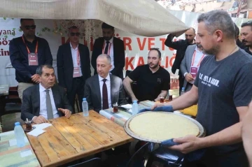 ‘Şimdiden hayırlı olsun şampiyonluğunuz’ diyen künefe ustası, Galatasaray Başkanı Dursun Özbek’i gülümsetti
