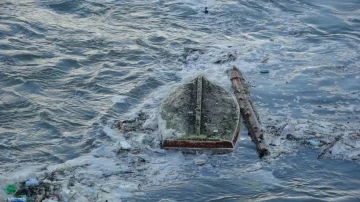 Sinop’ta dev dalgalar balıkçı teknelerine zarar verdi, ağlar kıyıya vurdu
