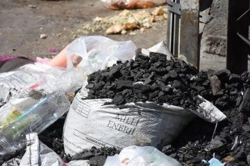Sinop’ta ihtiyaç sahiplerine ücretsiz verilen kömürler çöpe atıldı
