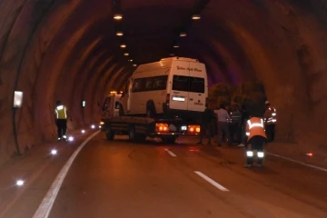Sinop’ta traktör ile yolcu minibüsü çarpıştı: 11 yaralı
