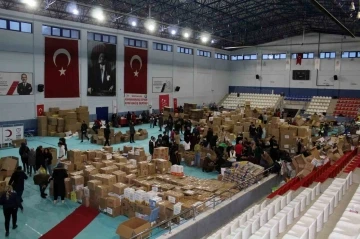 Sinop’tan depremzedelere 43 araç dolusu yardım
