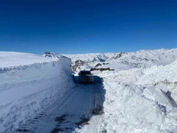 Şırnak’ta kar kalınlığı 2 metreyi aşınca dozer ve ekskavatör devreye girdi

