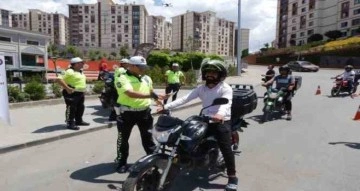 Şırnak’ta motosiklet sürücülerine kask denetimi