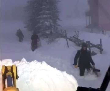 Sis Dağı’nda karda mahsur kalan 8 kişinin yardımına belediye ekipleri yetişti
