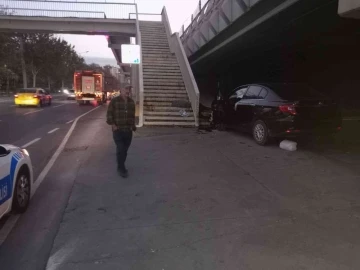 Şişli’de kontrolden çıkan otomobil üst geçit merdivenlerine çarptı: 1 yaralı
