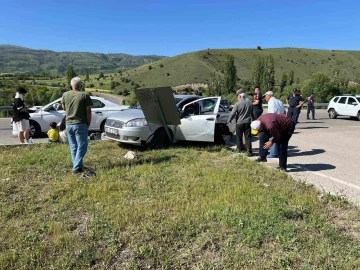 Sivas’ta otomobiller çarpıştı: 2’si çocuk 8 yaralı
