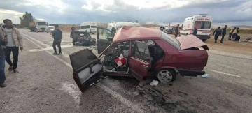 Sivas’taki kazada otomobil ikiye bölündü

