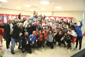 Sivasspor’dan Pendik maçı sonrası galibiyet pozu
