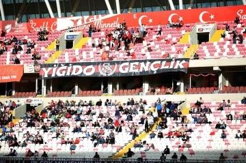Sivassporlu taraftarlar iftar nedeniyle maça ilgi gösteremedi
