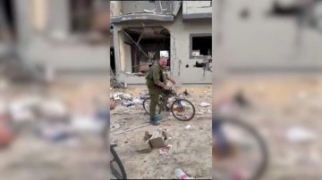 Siyonist israil askeri öldürdüğü çocukların bisikletlerini çaldı...