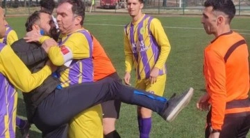 Skandal Futbolcu Hakeme Saldırdı!
