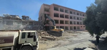 Söke’de 45 yıllık okul binası yıkıldı
