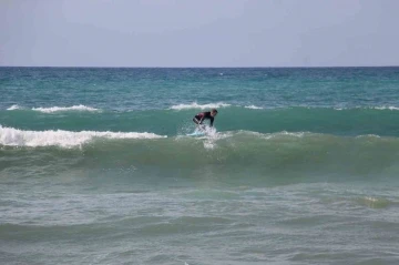 Sörf tutkunları dalgalı denizi fırsat bilip sörf yaptı
