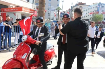 Sözünü tutan CHP Lideri Özel, büyükşehir belediyesine kırmızı motosikletle gitti
