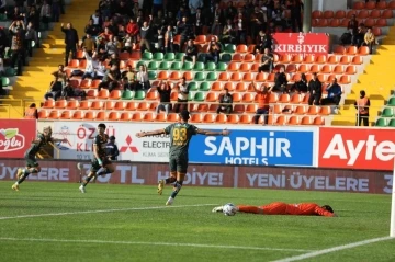 Spor Toto Süper Lig: Alanyaspor: 1 Fatih Karagümrük:0 (İlk yarı)
