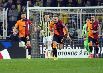 Spor Toto Süper Lig: Fenerbahçe: 0 - Galatasaray: 1 (İlk yarı)
