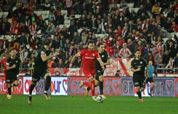 Spor Toto Süper Lig: FTA Antalyaspor: 1 - Ümraniyespor: 1 (İlk yarı)

