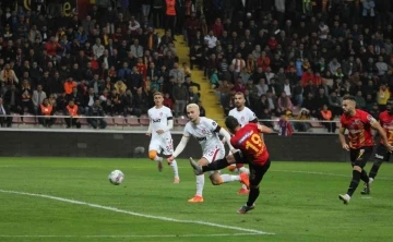 Spor Toto Süper Lig: Kayserispor: 2 - Galatasaray: 0 (İlk yarı)
