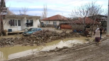 Su baskının yaşandığı mahallede 30 evden 12'si ağır hasarlı