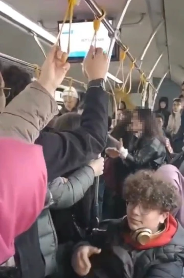 Sultanbeyli’de otobüste 2 kadının saç baş birbirine girdiği kavga kamerada
