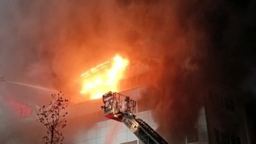 Sultanbeyli'de tencere imalathanesinde yangın! Yangını söndürme çalışmaları sürüyor