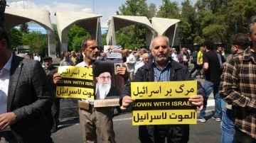 Tahran’da yüzlerce kişi İsrail saldırısını protesto etti
