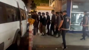 Takiple durdurulan minibüslerden 21 kaçak göçmen çıktı; 2 tutuklama 