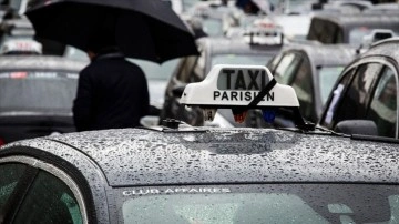 Taksiciler Paris'te Yolları Kapattı