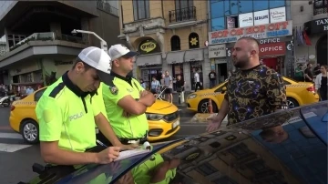 Taksim’de denetime takılan adam polis ekiplerine hakaret etti: &quot;Senin maaşını kim veriyor&quot;
