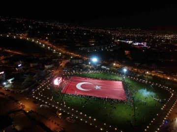 Talas, 100. yılı dünyanın en büyük Türk bayrağıyla karşıladı

