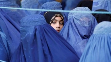 Taliban'dan 10 yaşından büyük kızlara okul yasağı