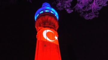 Tarihi Beyazıt Kulesi’ne Türk bayrağı yansıtıldı
