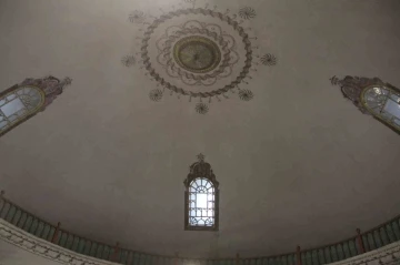 Tarihi camide Osmanlı kültürünü yansıtan motifler ve kalem işi bezemeler gün yüzüne çıkarıldı
