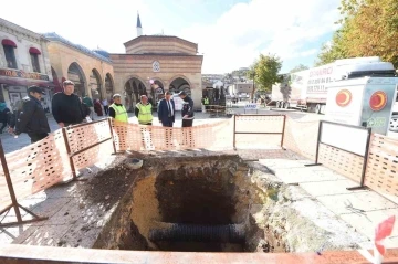 Tarihi Nasrullah Meydanı’nda yağmur suyu birikme sorunu ortadan kaldırılıyor
