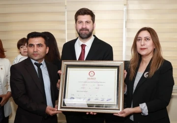 Tarsus Belediye Başkanı Ali Boltaç, mazbatasını alarak göreve başladı
