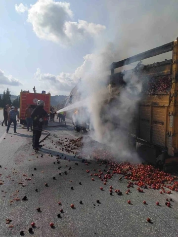 Tarsus’ta domates yüklü kamyon yandı
