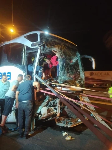 Tarsus'ta yolcu otobüsü ile iki kamyonun karıştığı kazada 7 kişi yaralandı