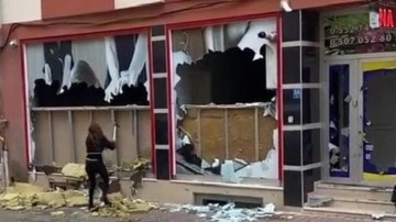 Tartışma sonrası öfkelenen kadın masaj salonunun camlarını keserle kırdı