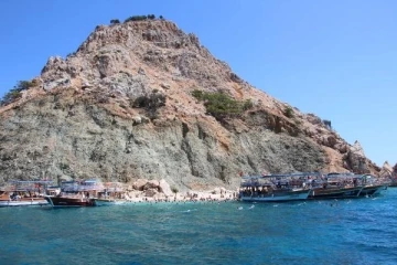 Tatilciler tekne turunda cennet koyları görüp, serinliyor