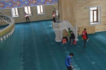 Tatvan Gençlik Merkezi Gönüllüleri Ramazan Ayında Camileri Temizledi