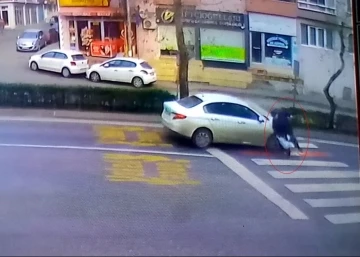 Tekirdağ’da otomobilin yolun karşısına geçmeye çalışan kişiye çarptığı anlar kamerada
